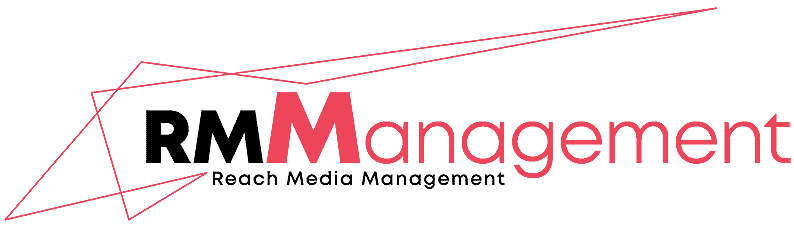 Ein Logo mit dem Text "rm management" in fetten, weißen Buchstaben mit einem stilisierten "rm" auf dunkelrotem Hintergrund, begleitet vom Slogan "Online Marketing Management" in kleineren