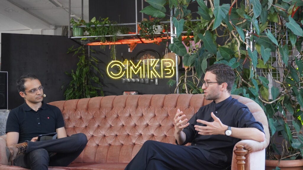 Dominik Schwarz im Gespräch mit OMKB-Host Schahab Hosseiny