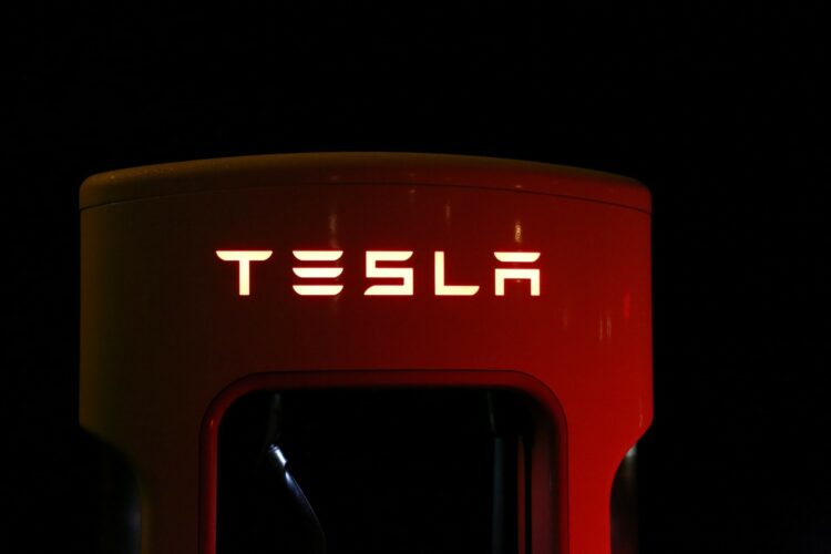 Automobilkonzerne senken deutlich Werbeausgaben. Tesla verzichtet weiterhin komplett und liegt bei 0 EUR.